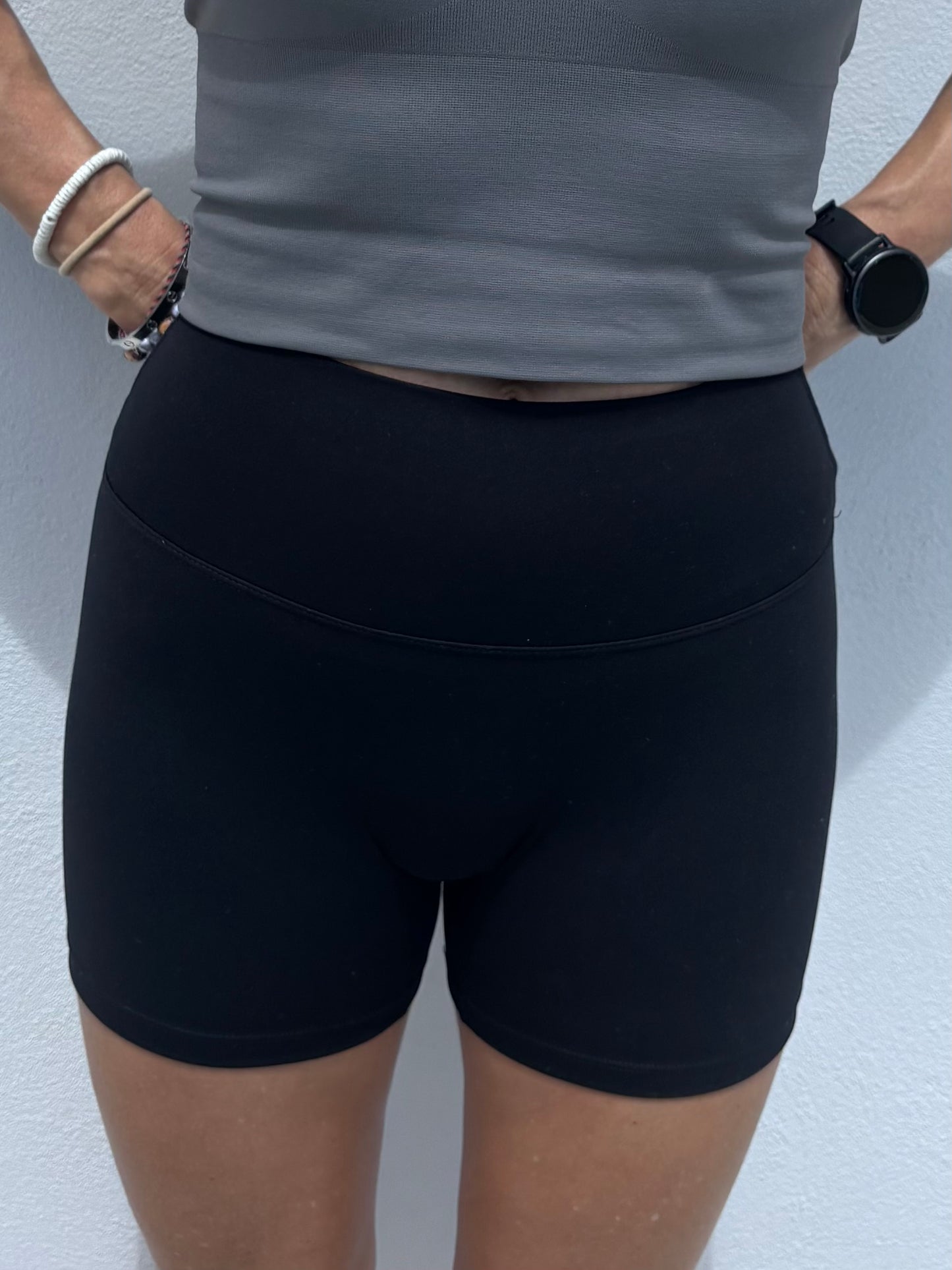 SIGNATURE SCRUNCH SHORTS